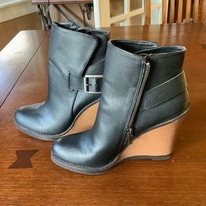 Black wedge heel